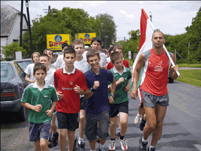 Děti v každém městě se připojily ke sportovcům v jejich přespolním běhu proti drogám.