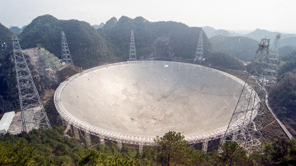 Radioteleskop Sky Eye má průměr 520 metrů – a hledá mimozemšťany ve vesmíru.