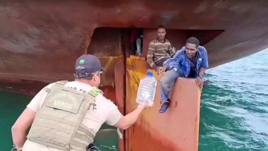 Brazilská federální policie nabízí vodu čtyřem nigerijským černým pasažérům