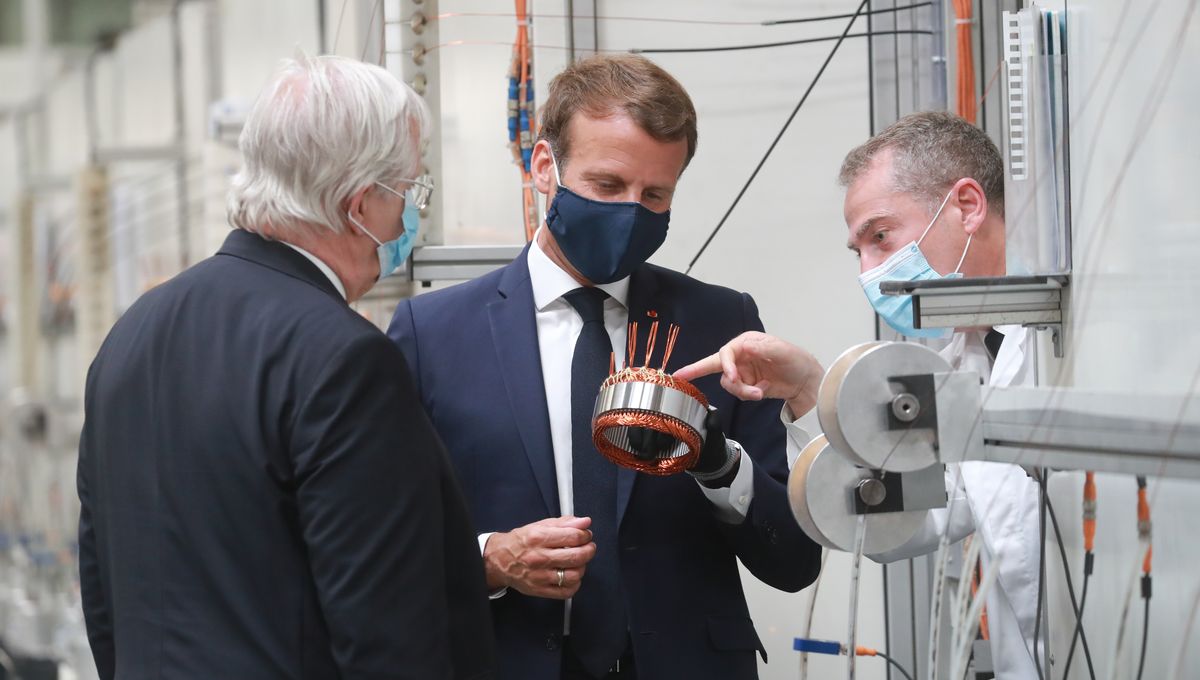 Během návštěvy továrny Valéo v Etaples v Pas-de-Calais Emmanuel Macron představil svůj plán podpory pro automobilový průmys