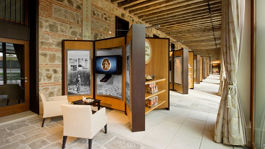 Veřejné informační centrum scientologie Veřejné informační centrum církve nabízí kompletní úvod do všech aspektů dianetiky a scientologie – včetně víry a praktik náboženství a také biografické prezentace o životě a odkazu zakladatele L. Rona Hubbarda. Informační centrum dále představuje exponáty o mnoha humanitárních iniciativách a programech na zlepšení společnosti, které církev sponzoruje. Návštěvníci si mohou prohlédnout expozice centra dle libosti a vracet se tak často, jak chtějí.