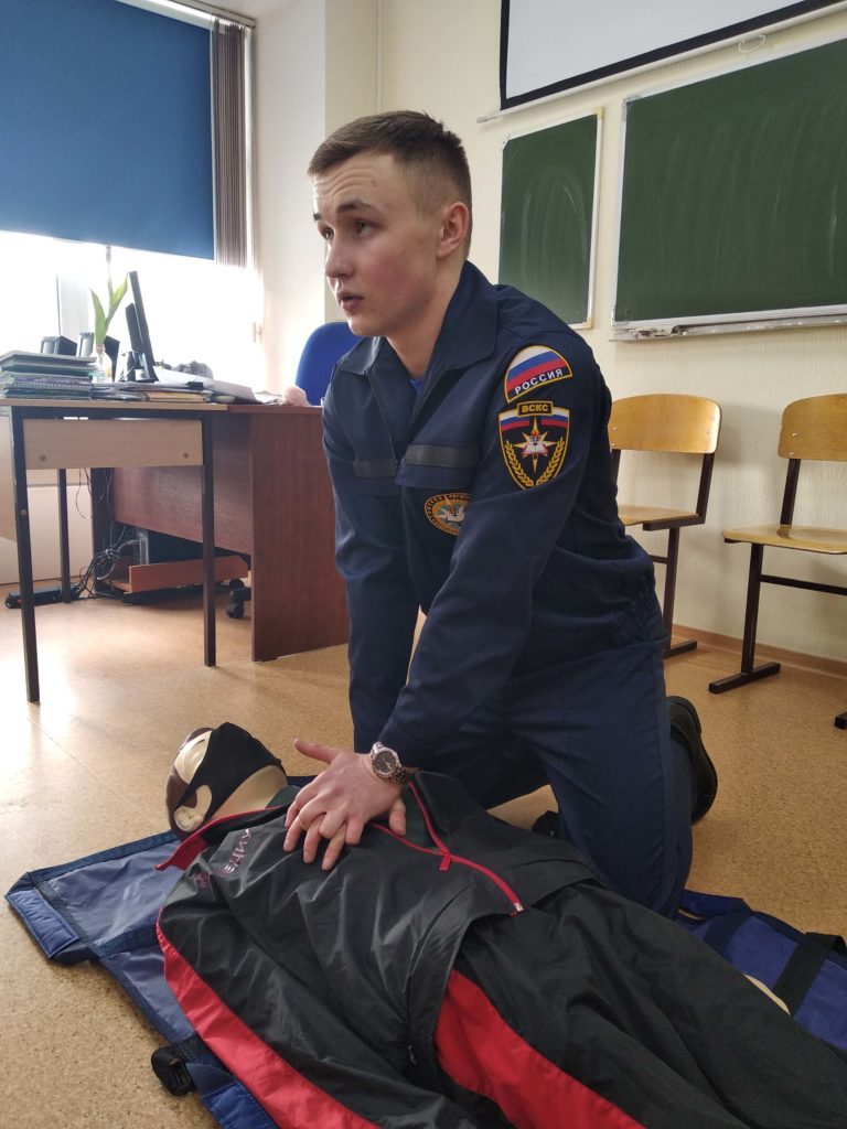 Soutěž v poskytování první pomoci pro zraněné na průmyslové a humanitární škole v Tomsku