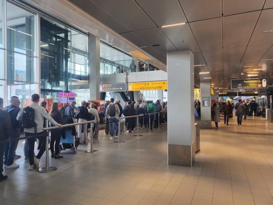Odbory varují před horkým létem na hlavním Amsterdamském letišti Schiphol, protože se šéf letiště omlouvá za chaos