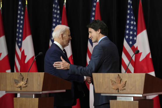 Americký prezident Joe Biden a kanadský premiér Justin Trudeau v Ottawě (Kanada), 24. března 2023.