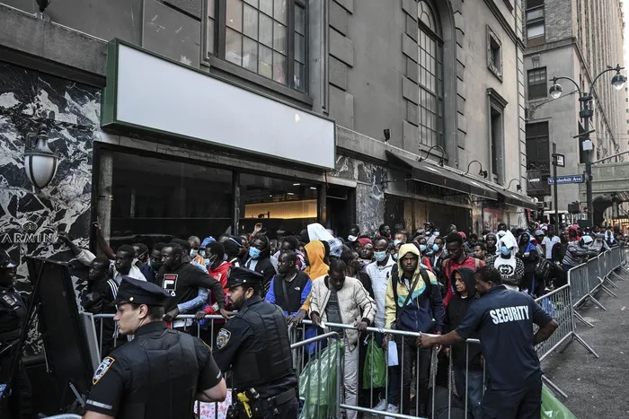 Žadatelé o azyl dorazí do nejnovějšího centra pomoci migrantům v New Yorku v Queens Village