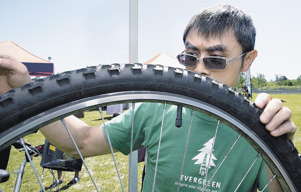 Dobrovolník kontroluje kolo před minulou cyklistickou akcí ve Scarborough.