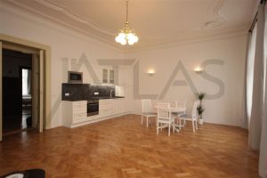 obývací pokoj - Pronájem čerstvě zrekonstruovaného bytu 2+kk, 78m2 Praha 2 - Vinohrady, Korunní ulice
