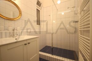 koupelna - Pronájem čerstvě zrekonstruovaného bytu 2+kk, 78m2 Praha 2 - Vinohrady, Korunní ulice