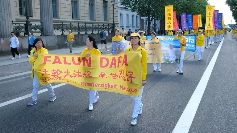 Příznivci duchovního hnutí Falun Dafa, nazývaného také Falun Gong, pochodují na „Den Falun Dafa“ 13. května 2023 v Berlíně v Německu. Čínská vláda pronásleduje Falun Gong a v roce 1999 jej nazvala „kacířskou organizací“.