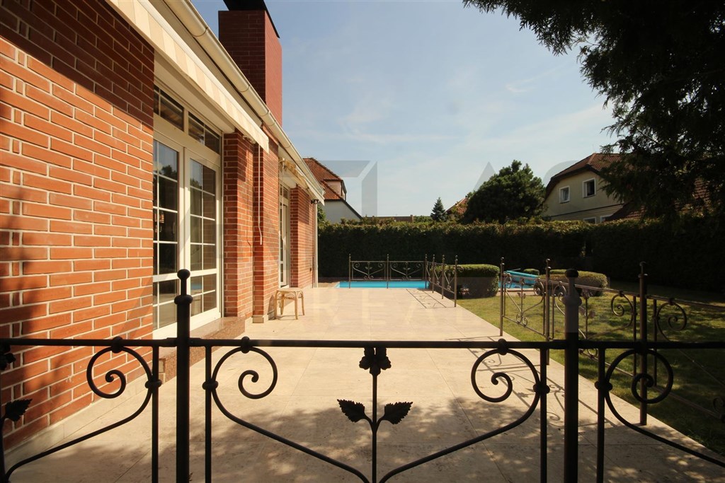 Pronájem domu 6+1, 380 m² Horoměřice s venkovním vyhřívaným bazénem 4x7 m a klimatizací
