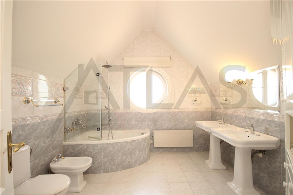 koupelna s WC, bidetem, vanou a dvěma umyvadly - Pronájem domu 6+1, 380 m² Horoměřice s venkovním vyhřívaným bazénem 4x7 m a klimatizací