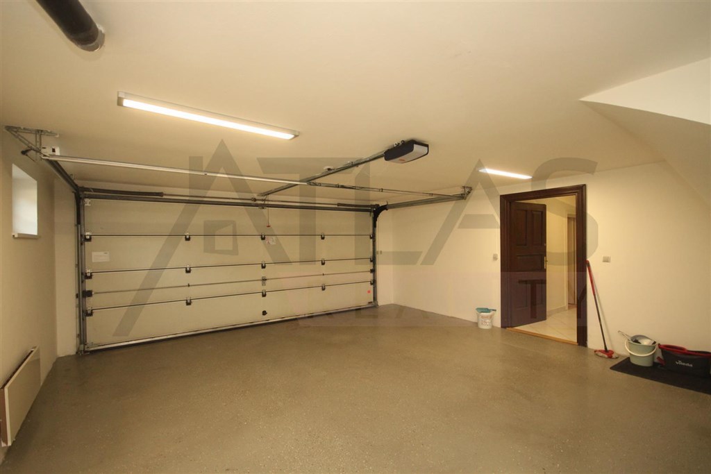 garáž - Pronájem domu 6+1, 380 m² Horoměřice s venkovním vyhřívaným bazénem 4x7 m a klimatizací