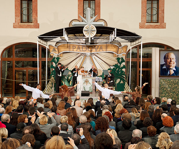 Slavnostní přestřižení pásky začalo nádherným provedením Vivaldiho „Presta“ s benátskými maškarními tanečnicemi.