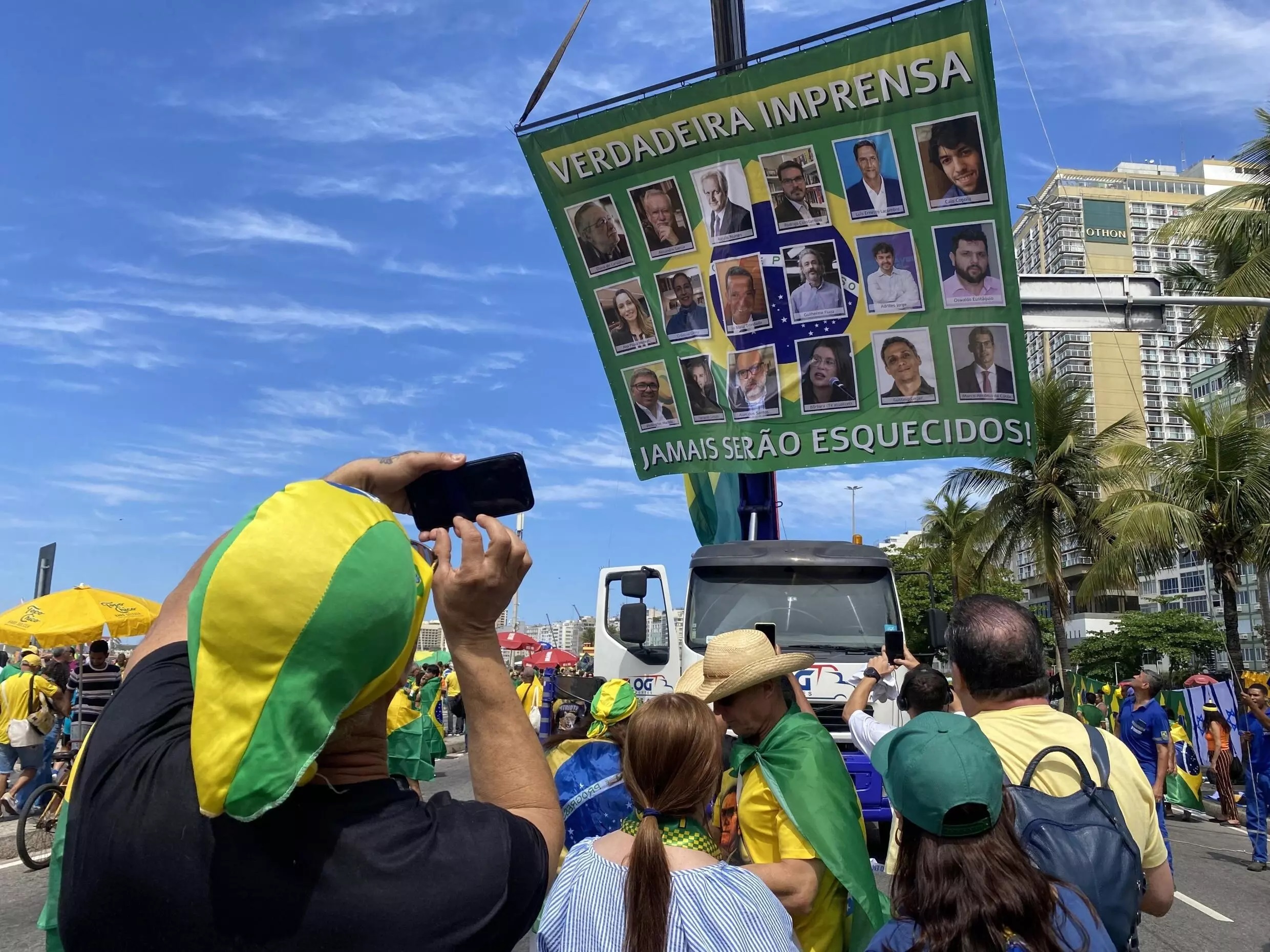 Brazilský demonstrant se 7. září 2022 vyfotil svým smartphonem v Rio de Janeiru