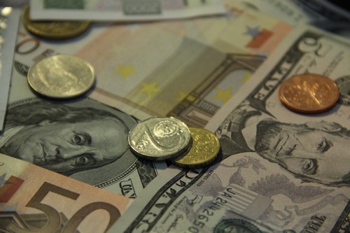 Doktoři mimo své zaměstnání v nemocnici mají své soukromé ordinace, ve kterých mizí jak zdravotnický materiál, tak léky a hlavně vytipovaní bohatší pacienti, kteří v případě nástupu do státní nemocnice mají prostřednictvím zmíněných doktorů a primářů nadstandardní péči.