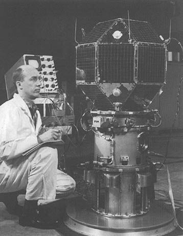 satelit LES-1 při testování v laboratoři MIT, kde byl vyroben