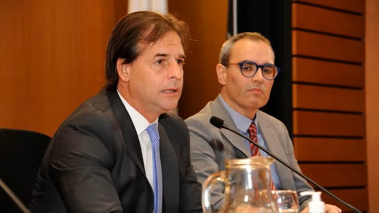 Uruguayský prezident Luis Lacalle Pou s ředitelem tamního statistického institutu Diegem Aboalem.