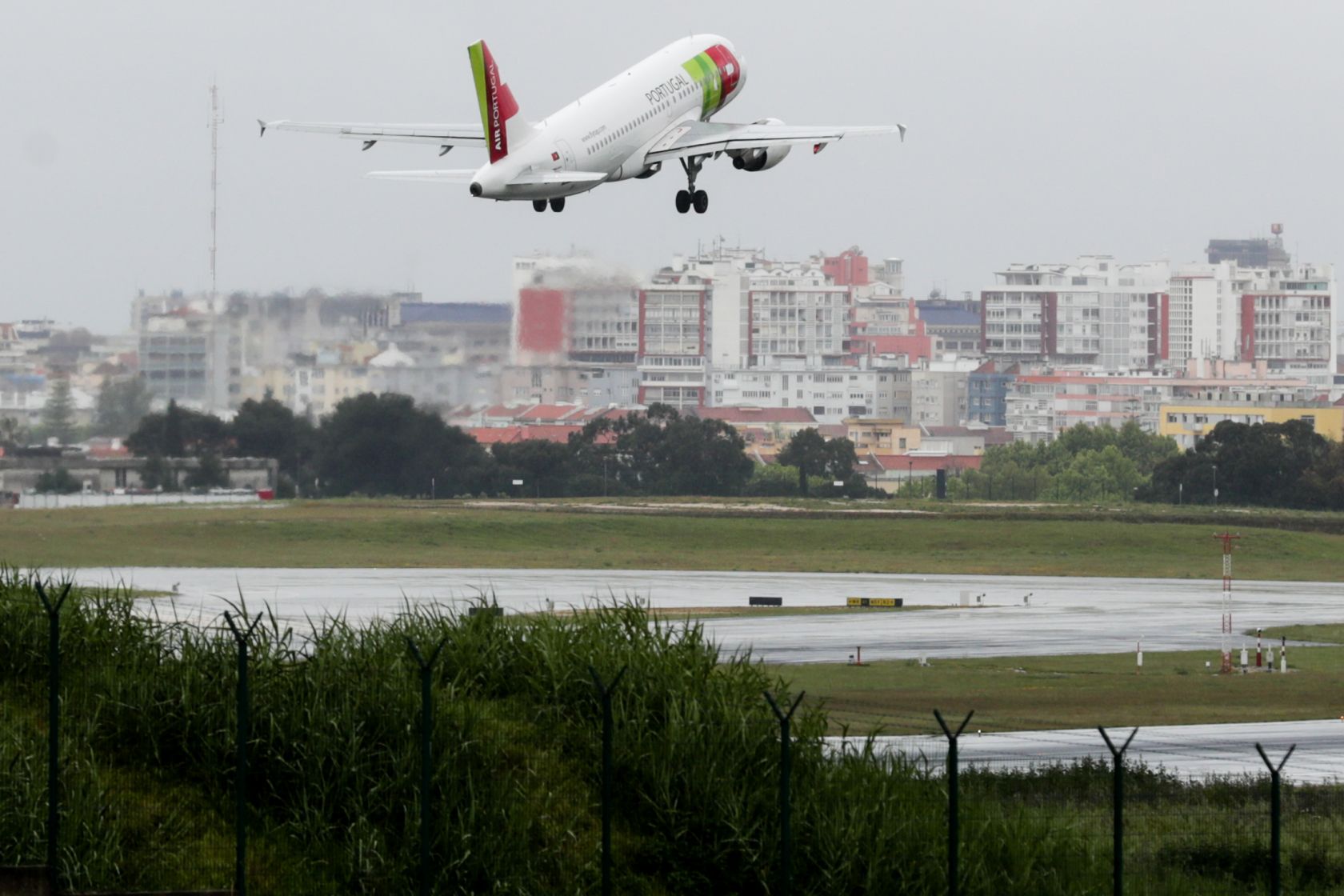 Lufthansa potvrzuje zájem o leteckou společnost TAP Portugal