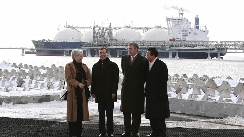 Nizozemská ministryně hospodářství Maria van der Hoeven (vpravo), ruský prezident Dmitrij Medveděv (2-l), princ Andrew (2-R), vévoda z Yorku a japonský premiér Taro Aso (vpravo) se vyfotili během zahajovacího ceremoniálu prvního ruského závodu na zkapalněný zemní plyn (LNG) ve městě Prigorodnoye, jižní Sachalin, Dálný východ, Rusko, 18. února 2009. Závod s roční výrobní kapacitou přibližně 9,6 milionů metrických tun LNG bude zkapalňovat plyn vyrobený v rámci projekt ropy a zemního plynu Sachalin-II v hodnotě 20 miliard amerických dolarů u ruského tichomořského pobřeží.