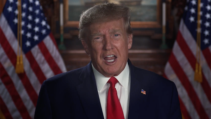 Video: Trump slibuje, že vyžene „dementní válečné štváče a globalisty“
