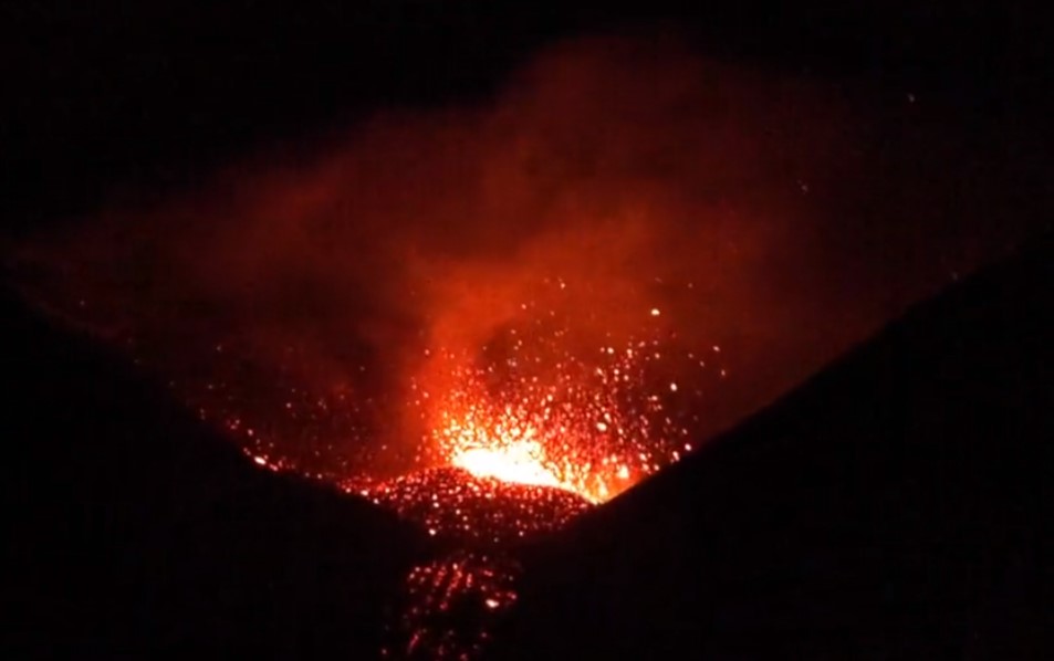 Nejvyšší evropská sopka Etna začala vykazovat aktivitu a chrlí lávu a popel. Místní úřady přijímají opatření k zajištění bezpečnosti obyvatel a turistů