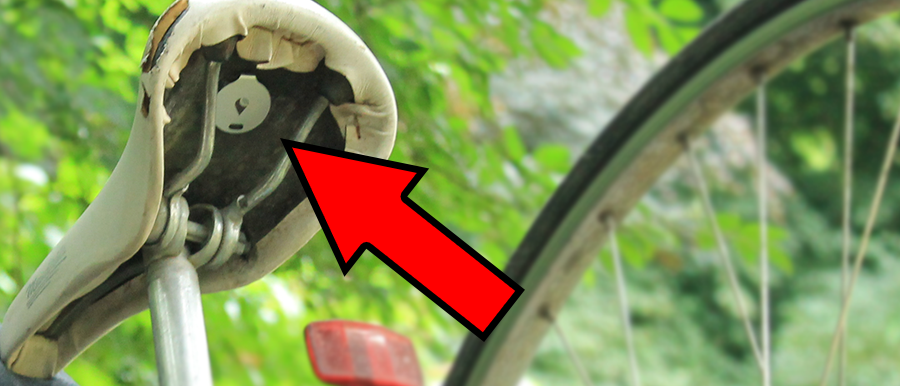 Zařízení TrackR ukryto pod sedlem kola