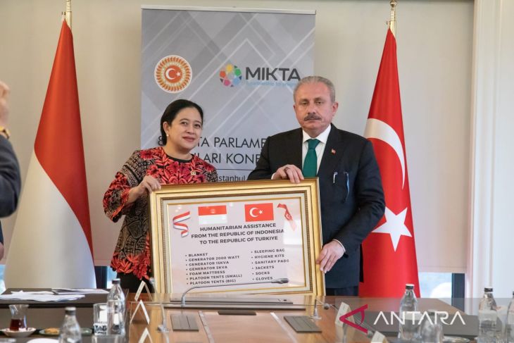 Předseda indonéské Sněmovny reprezentantů (DPR RI) Puan Maharani (vlevo) předal humanitární pomoc z Indonésie předsedovi tureckého parlamentu Mustafovi Sentopovi v Istanbulu v Turecku ve čtvrtek 9. března 2023.