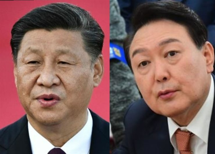 Nově zvolený prezident Yoon Suk-yeol, vpravo, a čínský prezident Si Ťin-pching