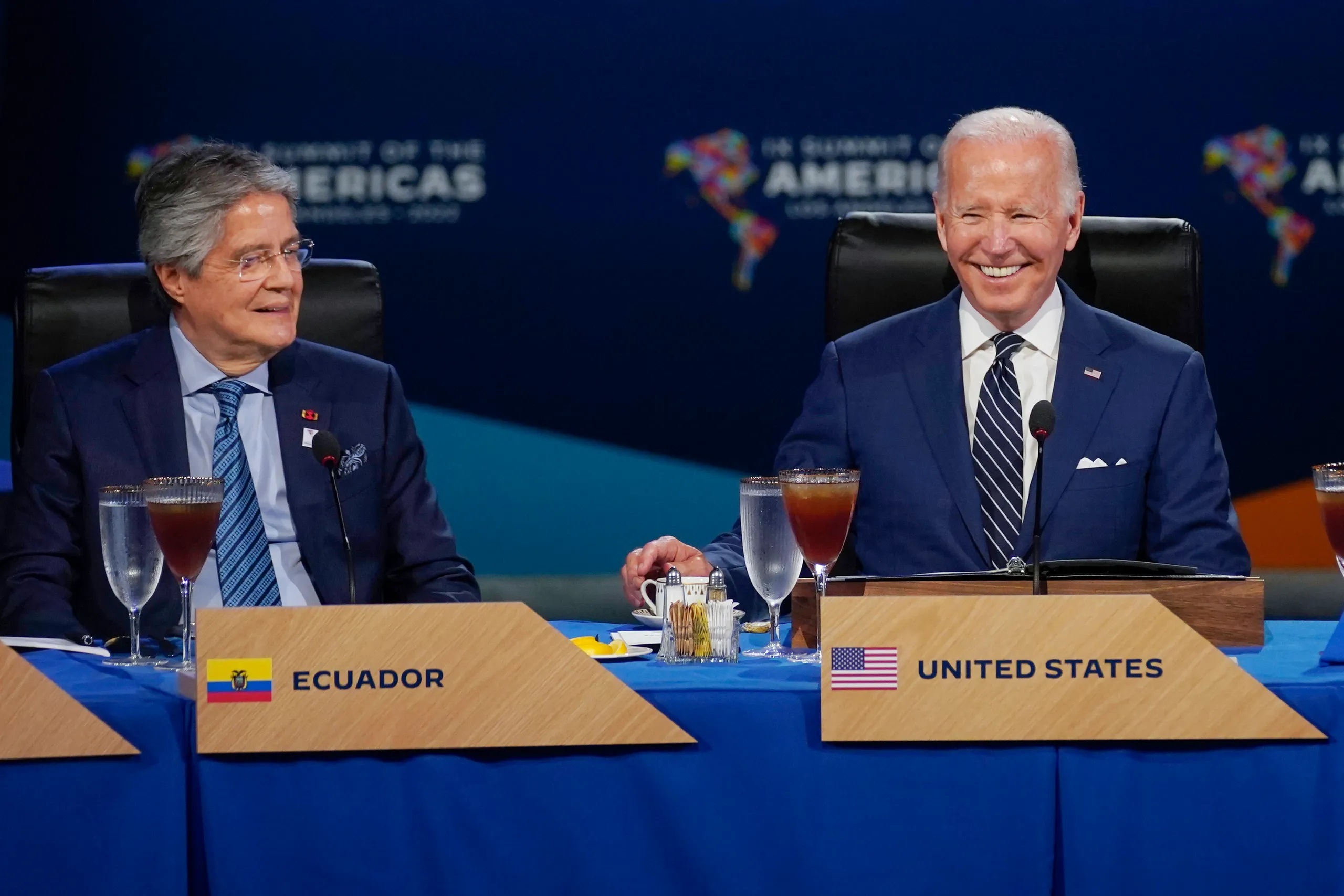 Prezident Joe Biden, uprostřed, sedí vedle ekvádorského prezidenta Guillerma Lasa, vlevo, během ústupu vůdců a pracovního oběda s hlavami států a vlád v Summit of the Americas, 10. června 2022, v Los Angeles. Biden se příští pondělí 19. prosince sejde s Lassem v Bílém domě.