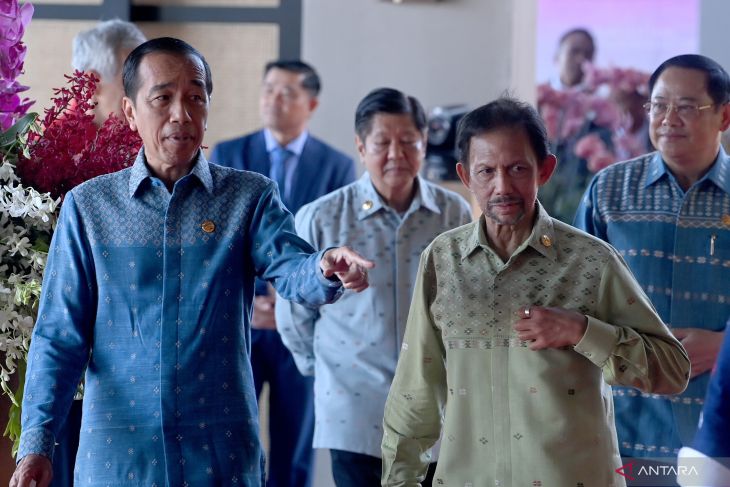 Prezident Joko Widodo (vlevo) ukazuje místo pro skupinovou fotografii vůdcům ASEAN, jmenovitě sultánovi z Bruneje Darussalam Hassanal Bolkiah (druhý vpravo), laoský premiér Sonexay Siphandone (vpravo), prezident Filipín Ferdinand R. Marcos Jr. ( druhý zleva), během retreat session na 42. summitu ASEAN v Labuan Bajo, NTT, čtvrtek (11. května 2023)