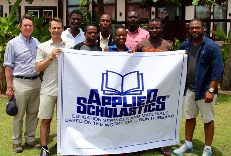 Právník z Pasadeny Tim Bowles (vlevo) a jeho kolega, liberijský aktivista za lidská práva Joseph Jay Yarsiah (vpravo), se západoafrickými pedagogy představili studijní technologii prostřednictvím Applied Scholastics, sekulární neziskové organizaci věnované široké implementaci výukových nástrojů, které zkoumal a vyvinul L. Ron Hubbard