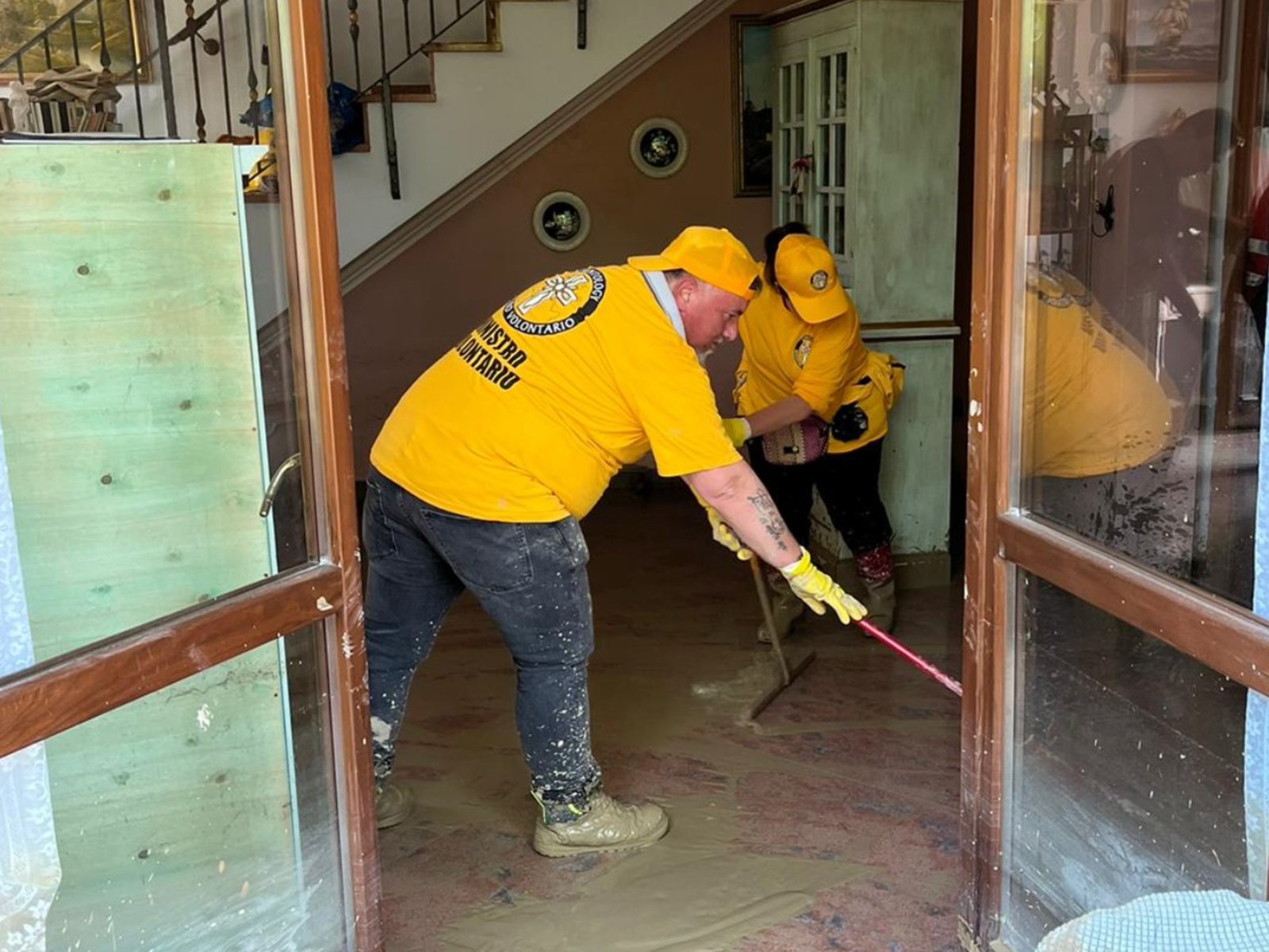 Scientologičtí dobrovolní duchovní pomáhali s namáhavou prací při odstraňování bahna z domů