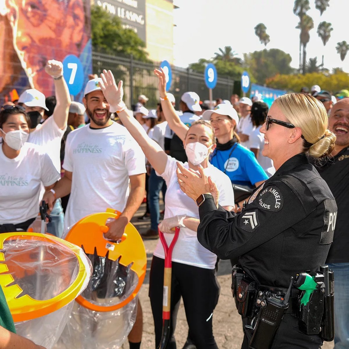 Důstojníci Policejního sboru Los Angeles vedli svůj tým dobrovolníků a úklid Faith and Blue Weekend