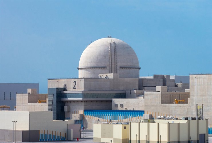 Na tomto nedatovaném souboru fotografie vydané společností Korea Electric Power Corp. je zobrazen první reaktor jaderné elektrárny Barakah ve Spojených arabských emirátech.