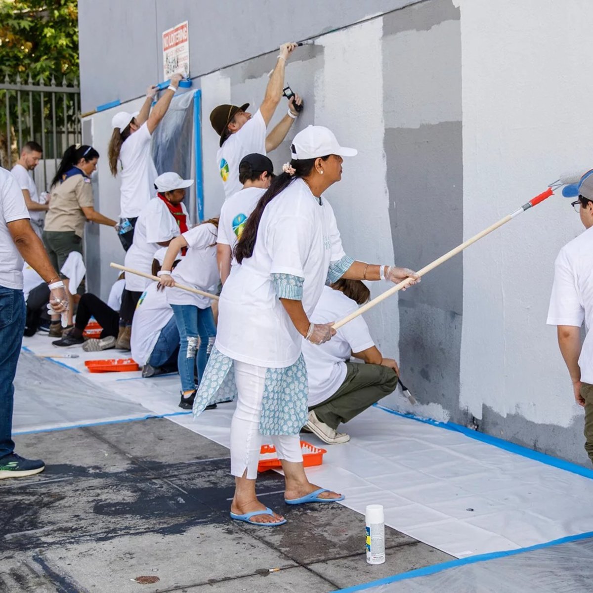 Dobrovolníci malovali přes graffiti, která znehodnotila podniky na Hollywood Boulevard a v jeho okolí
