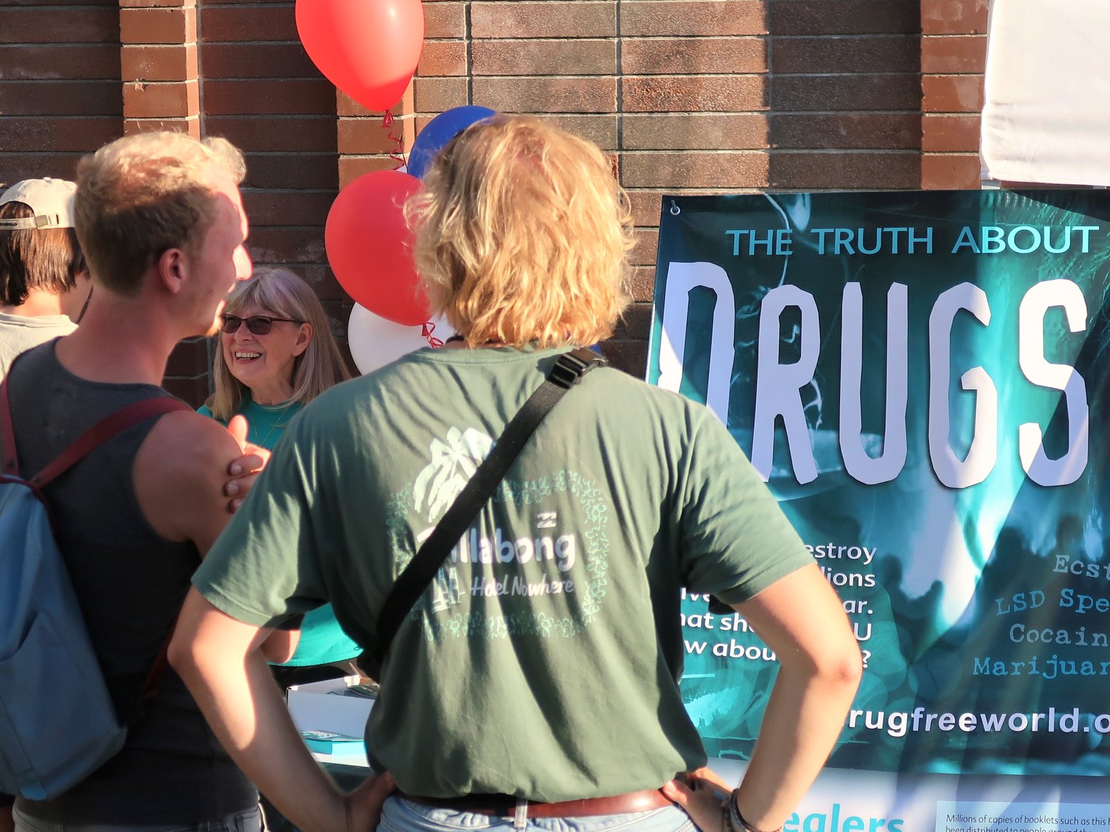 Hosté v Seattle Church of Scientology National Night Out blokové party prozkoumají zdroje drogové prevence Nadace pro svět bez drog.