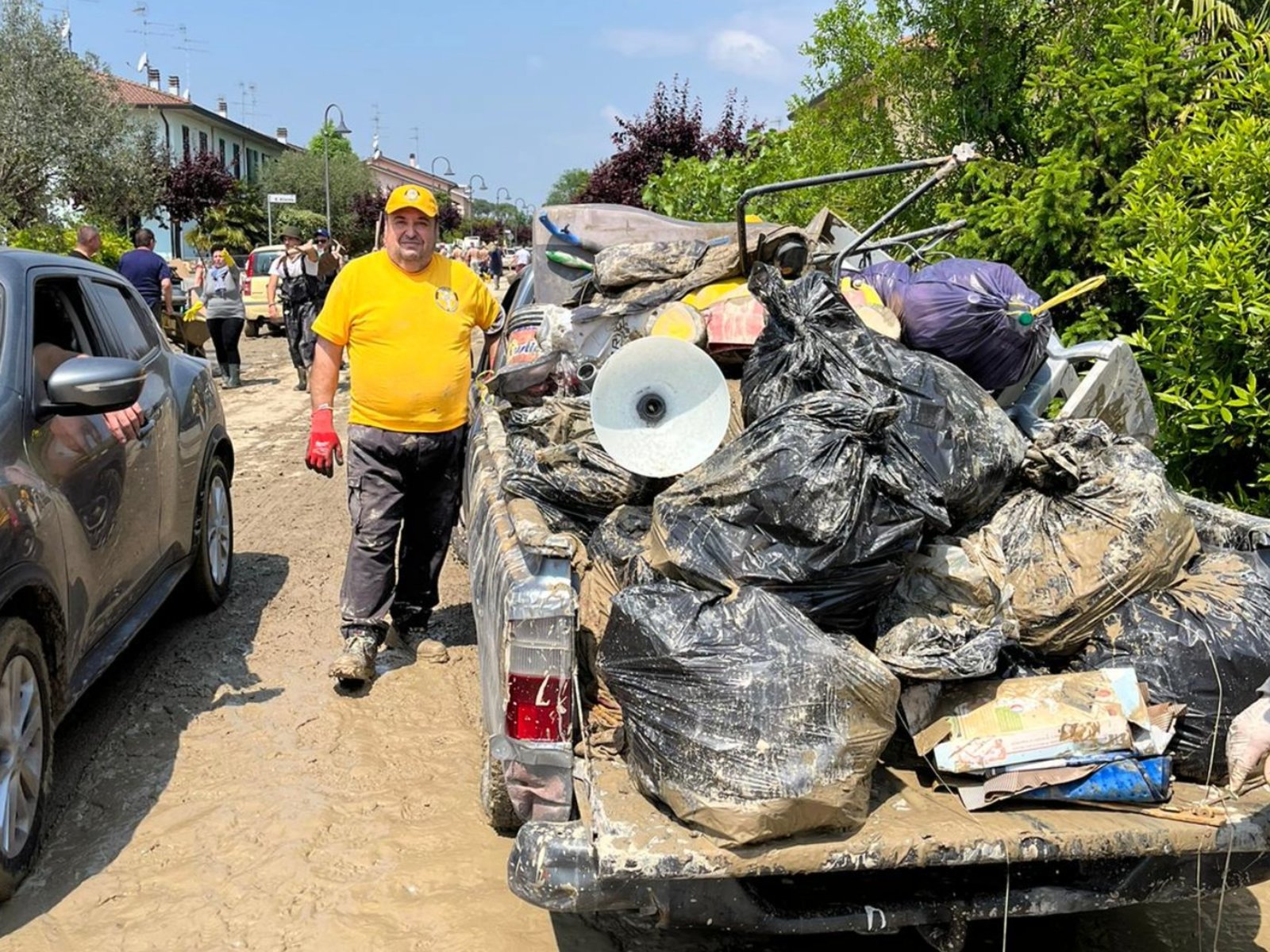 Scientologičtí dobrovolní duchovní naložili nákladní auta odpadem a troskami ze záplav a odvezli je pryč