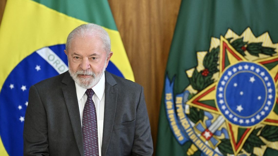 Brazilský prezident Luiz Inacio Lula da Silva se 6. dubna 2023 účastní setkání s novináři v paláci Planalto v Brasílii.