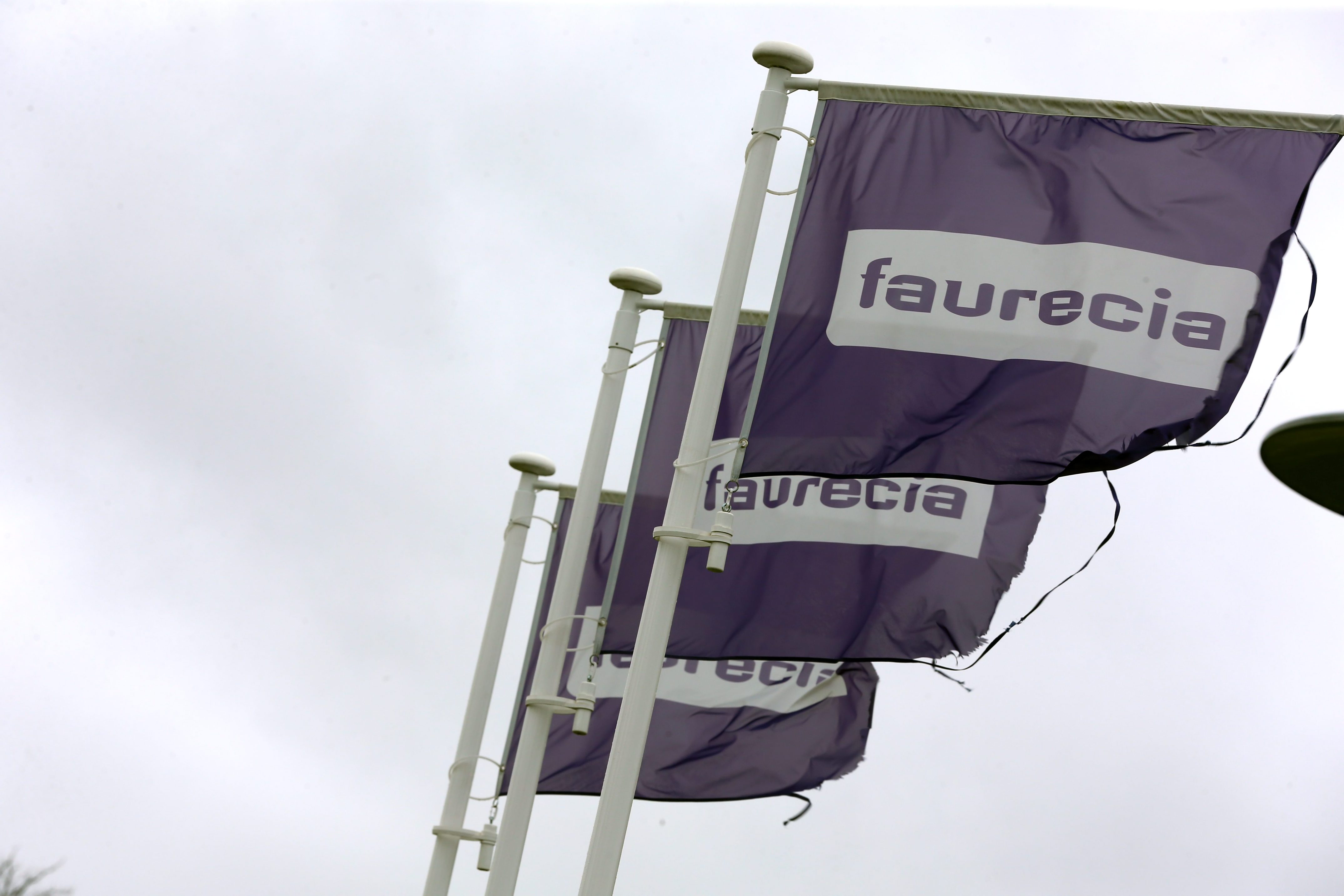 Faurecia je jedním z dodavatelů Renaultu v severním Franche-Comté. Závod Magny Vernois v Haute Saône vyrábí přední sedadla a pěnu sedadel pro vozy diamantové značky 