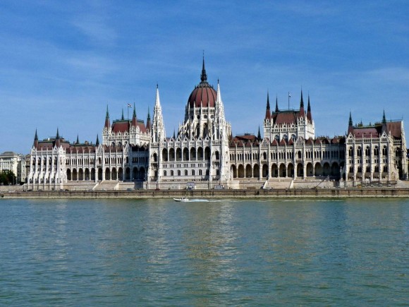 Národní symbol Maďarska – parlament Országház