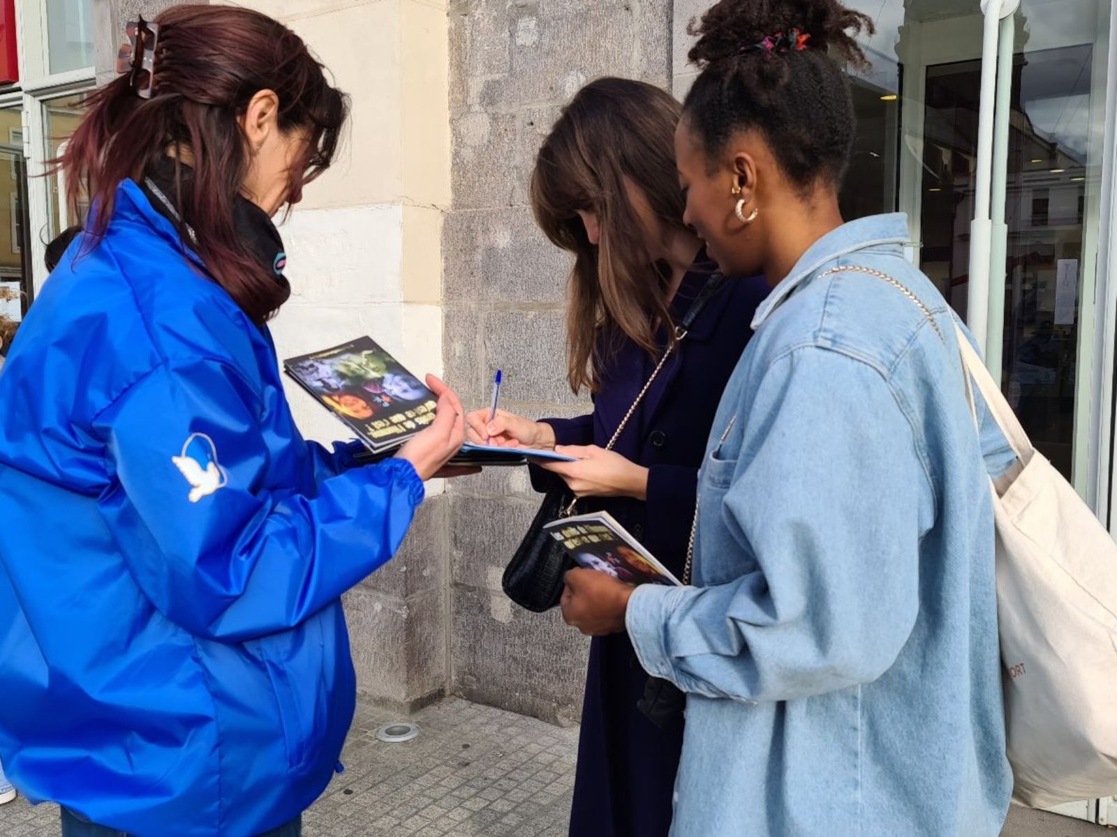 Po celé Francii jsou scientologové aktivní v prosazování Všeobecné deklarace lidských práv. Sbírají podpisy, aby na školách nařídili výchovu k lidským právům