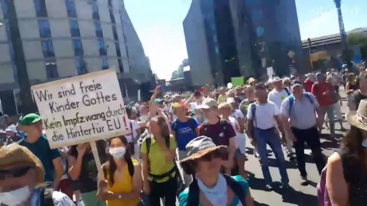 lidé v Německu protestovaly proti rostoucí lékařské totality způsobené koronaviry