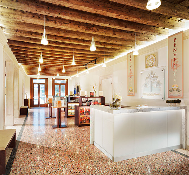 Recepce Církev vítá všechny návštěvníky, kteří si přejí seznámit se s dianetkou a scientologií