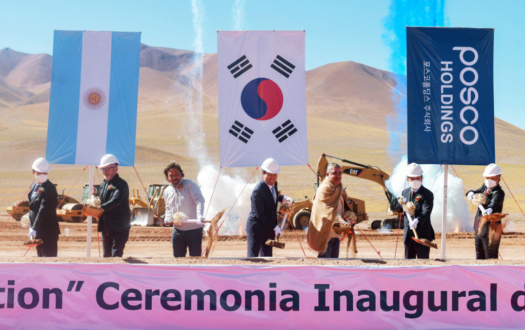 Vedoucí obchodního týmu Green Materials & Energy Posco Holdings Yoo Byeong-og, ministr průmyslu Argentiny Ariel Schale, guvernér provincie Salta Gustavo Saenz, generální ředitel Posco Group Choi Jeong-woo, guvernér provincie Catamarca Raul Jalil, jihokorejský velvyslanec v Argentině Jang Myung- soo a šéf Posco Argentina Kim Kwang-bok pózují na fotografii během slavnostního zahájení Posco Holdings, které se konalo ve čtvrtek v Salar del Hombre Muerto v Argentině. (Posco Holdings)