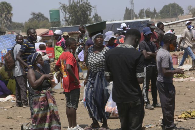 vypuknutí šíření COVID v Africe - lidé na rušném trhu chudé černošské čtvrti na okraji hlavního města Zimbabwe Harare