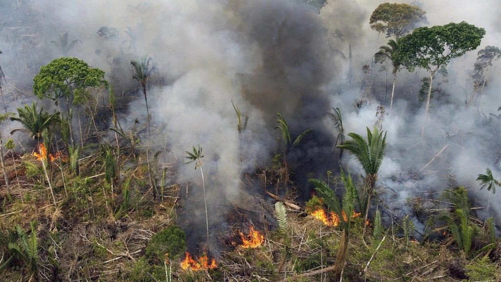 Letecký pohled na hořící oblast v Lábrea, jižní stát Amazonas, Brazílie, 17. září 2022