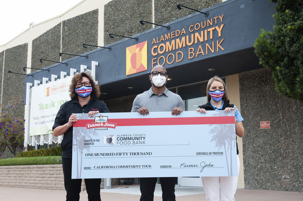 Farmář John oslavil třetí rok svého Kalifornského závazkového turné darováním 150 000 porcí tolik potřebného proteinu do Alameda County Community Food Bank a cateringem oběda pro zasloužilé zaměstnance potravinové banky a dobrovolníky s pomocí místní kuchařky Brendy Buenviajé, vlevo, potravinová banka. Výkonný ředitel Regi Young, uprostřed, a zástupce Farmer John Clara Meschini, vpravo.