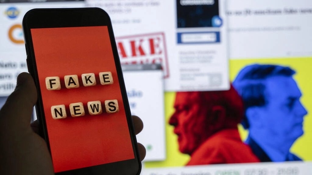 Fotografie ukazuje mobilní telefon se slovy „Fake News“ na pozadí zpráv o brazilských prezidentských volbách 29. srpna 2022