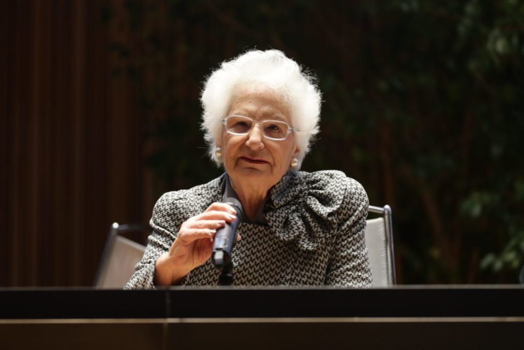Liliana Segre vzpomíná na rasové zákony: „Slovo ‚vyhnán‘ mě pronásleduje celý život“