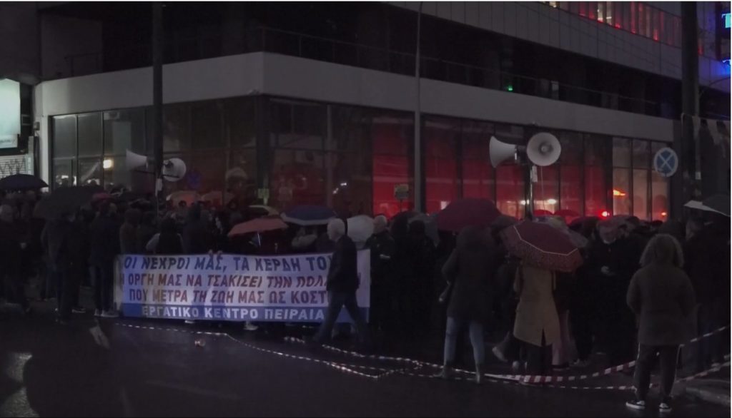 Lidé křičí hesla během protestu v přístavním městě Thessaloniki v severním Řecku, 2. března 2023